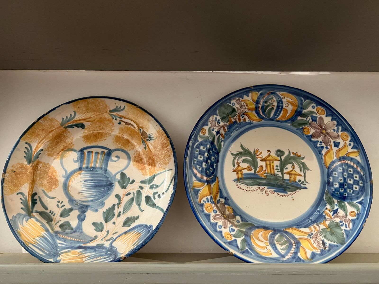 Null ESPAGNE - XIXe siècle
Huit plats ronds en faïence à décor polychrome variés&hellip;