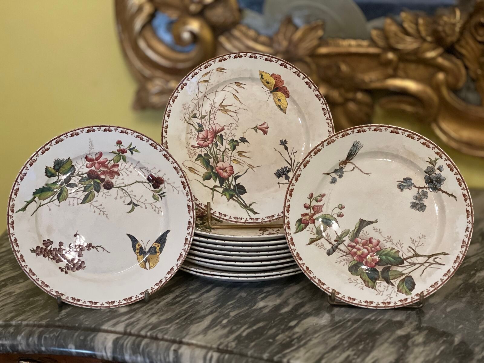 Null SARREGUEMINES - 十九世纪末
一套 12 个精美陶制甜点盘，卡门图案，饰有多色花卉和昆虫（1 个盘有缺口）。
已签约
直径：21 厘米