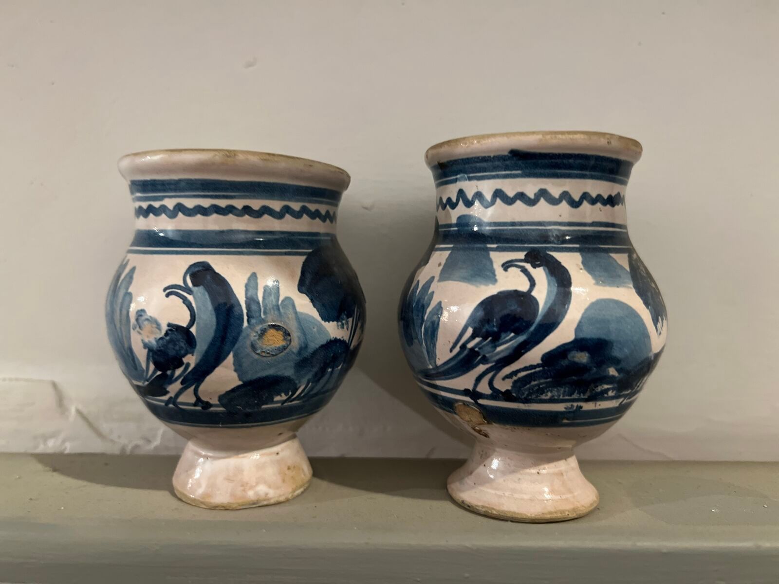 Null TALAVERA - XVIIIe siècle
Deux petits pots en faïence de forme ovoïde sur pi&hellip;