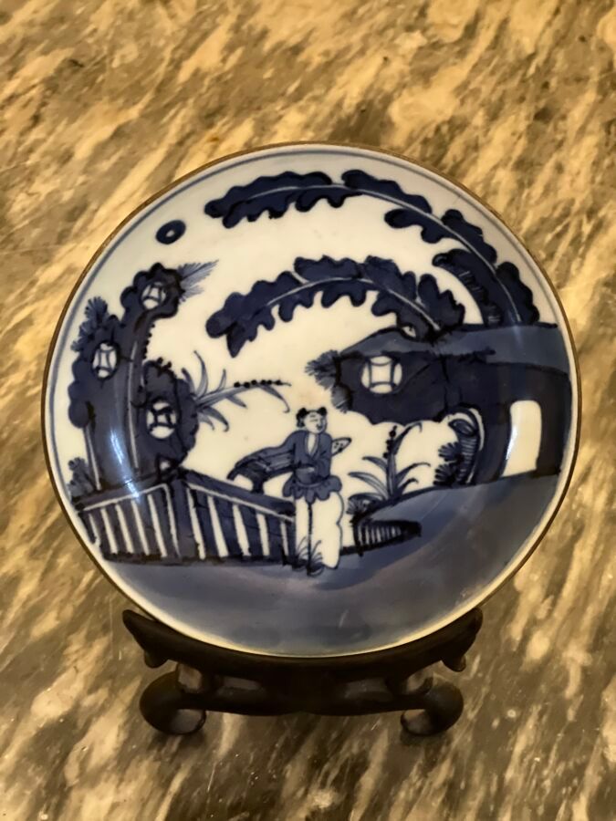 Null 越南瓷器 - 18 世纪
釉下蓝彩瓷碗，碗饰一仆人在岩石和芭蕉树旁抱琴。碗沿以金属环绕。背面有三个灵芝和一个难以辨认的印记（裂纹、划痕）。
直径：15&hellip;