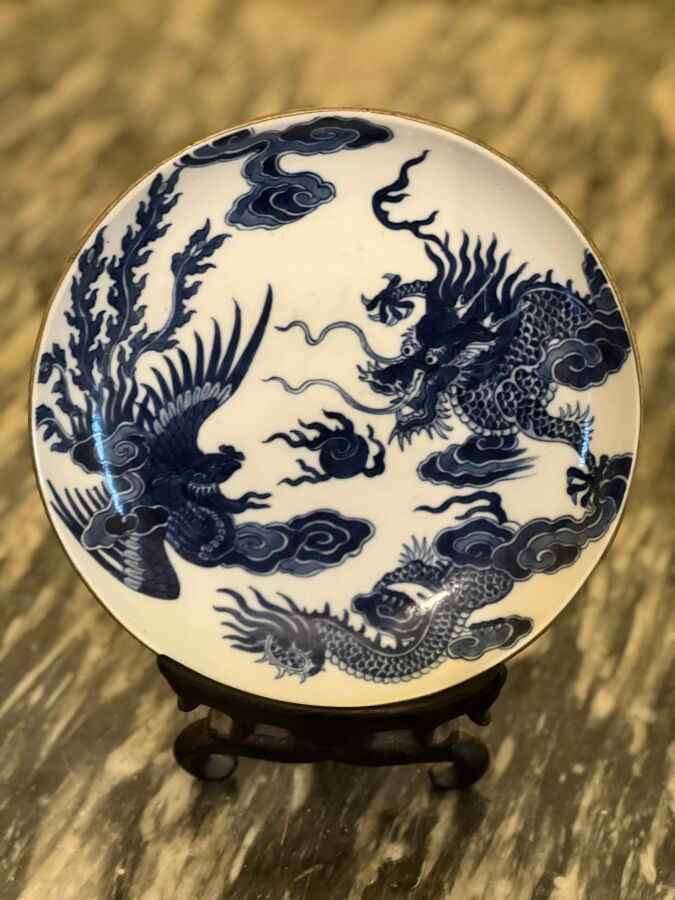 Null 越南瓷器 - 18 世纪
瓷碗以釉下蓝彩装饰，龙和凤在火焰珍珠周围的云彩中对峙。背面有类似的装饰和 "Noi Phu Thi Huru"（内府，右宫）&hellip;