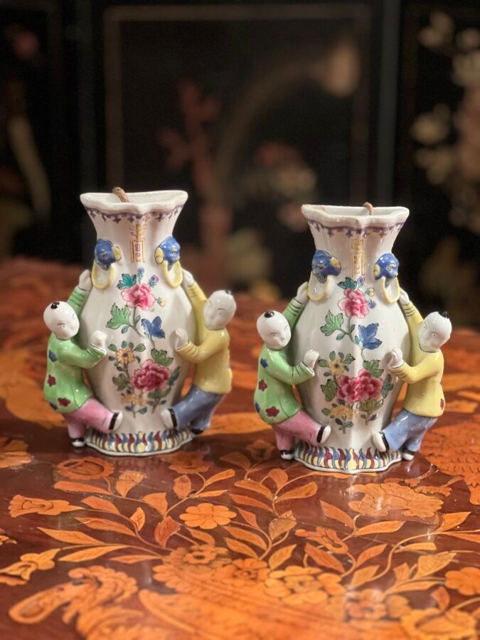 Null SAMSON - Fin XIXe siècle
Paire de vases d'appliques tenus par deux enfants,&hellip;