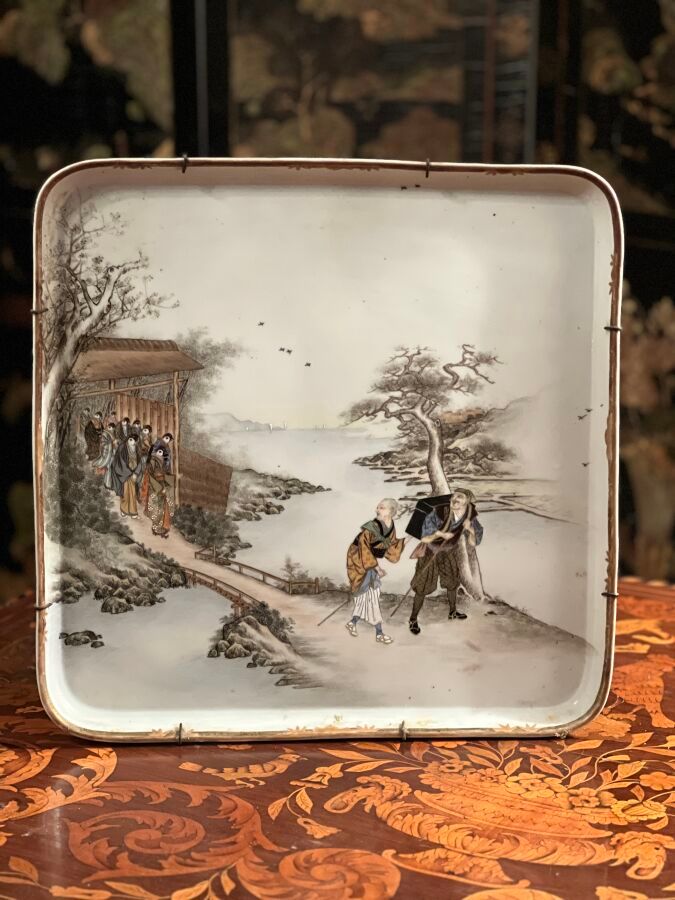 Null JAPAN - MEIJI period (1868 - 1912)
Square porcelain tray with rounded corne&hellip;