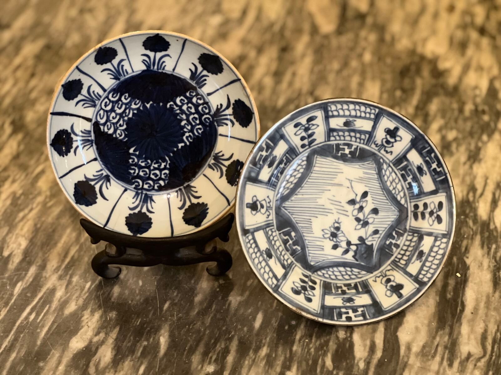 Null 越南瓷器 - 康熙时期 (1662 - 1722)
釉下蓝色装饰瓷器套装，包括： 
- 碗饰向日葵，翼饰向日葵开光。背面有鱼纹（小缺口，裂纹）。直径：&hellip;