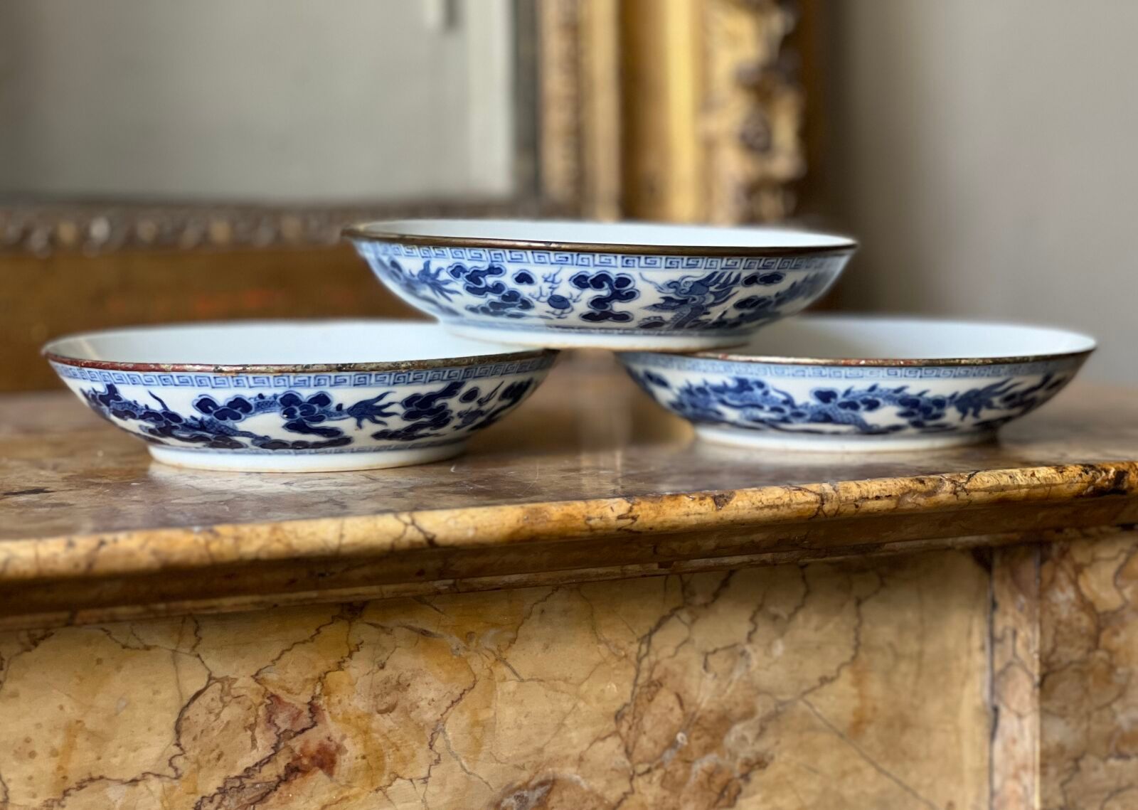 Null VIETNAM - XIXe siècle
Trois coupes en porcelaine blanche à décor en bleu so&hellip;