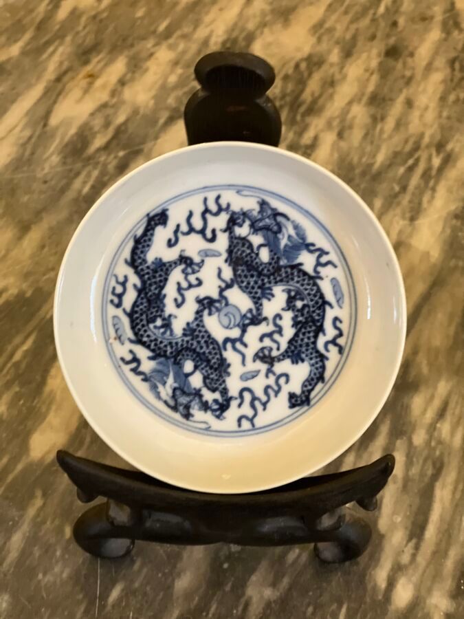 Null 越南瓷器 - 19 世纪
釉下蓝彩双龙戏珠瓷盘。背面有 "Noi Fu "款（裂纹，修复）。
直径：11.1 厘米

出处：安南（越南）末代皇后 Na&hellip;