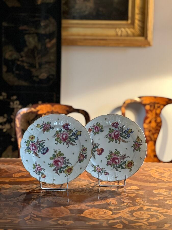 Null Paire d'assiettes en porcelaine de Saxe à décor polychrome de fleurs et rel&hellip;