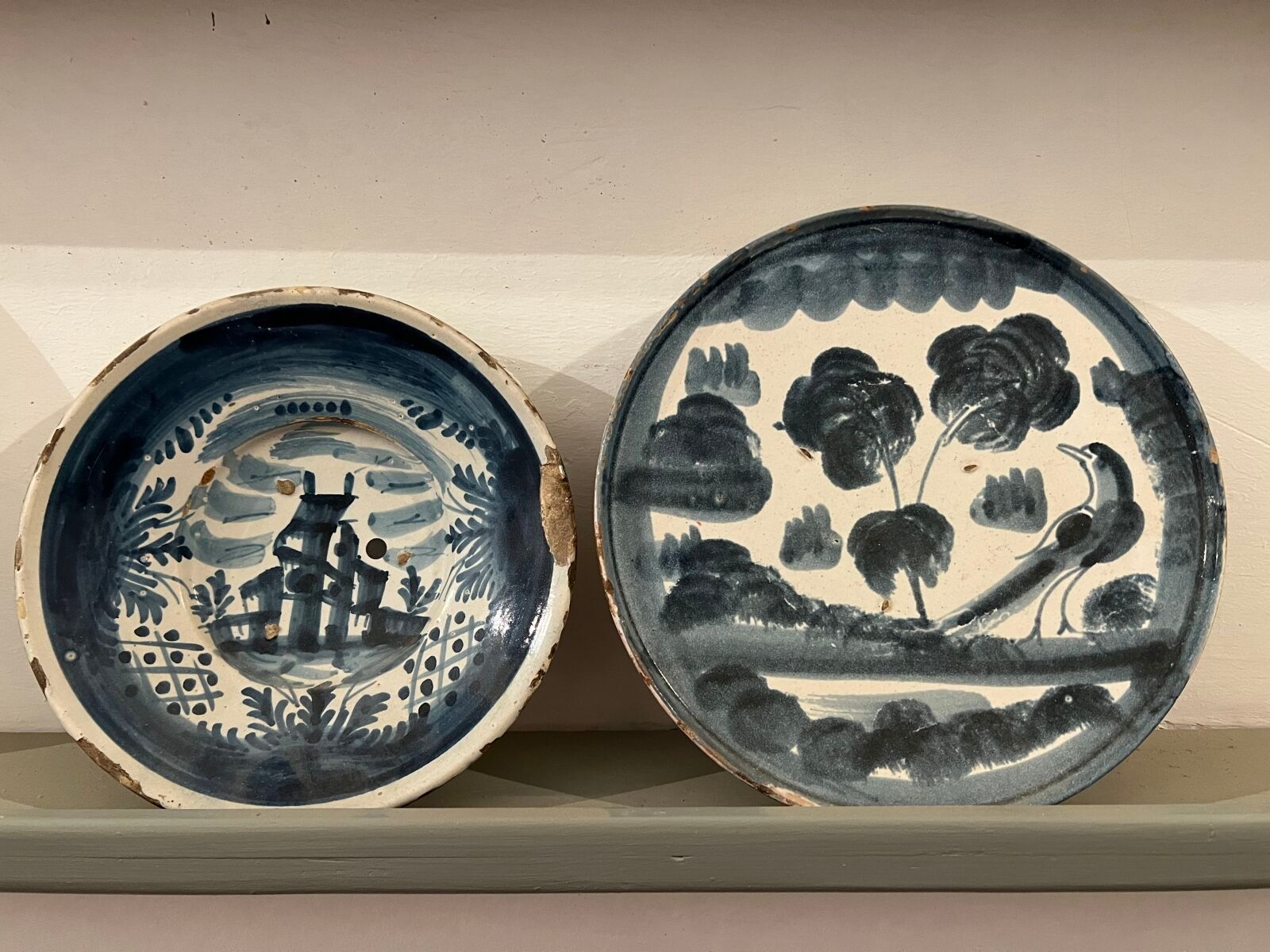 Null 西班牙，塔拉韦拉 - 18 世纪
一个底座上的陶制塔扎碗和一个小圆盘，圆盘上有蓝色单色装饰，图案为风景中的一只鸟和茅草屋（圆盘上有缺口）。
直径：23&hellip;