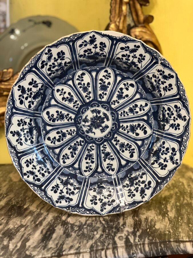 Null 中国 - 康熙时期（1662 - 1722）
大型釉下青花多层瓷盘，中央饰莲花图案，周围饰花枝图案。背面有鸳鸯纹（残缺、修复、裂纹） 
直径：39.4&hellip;