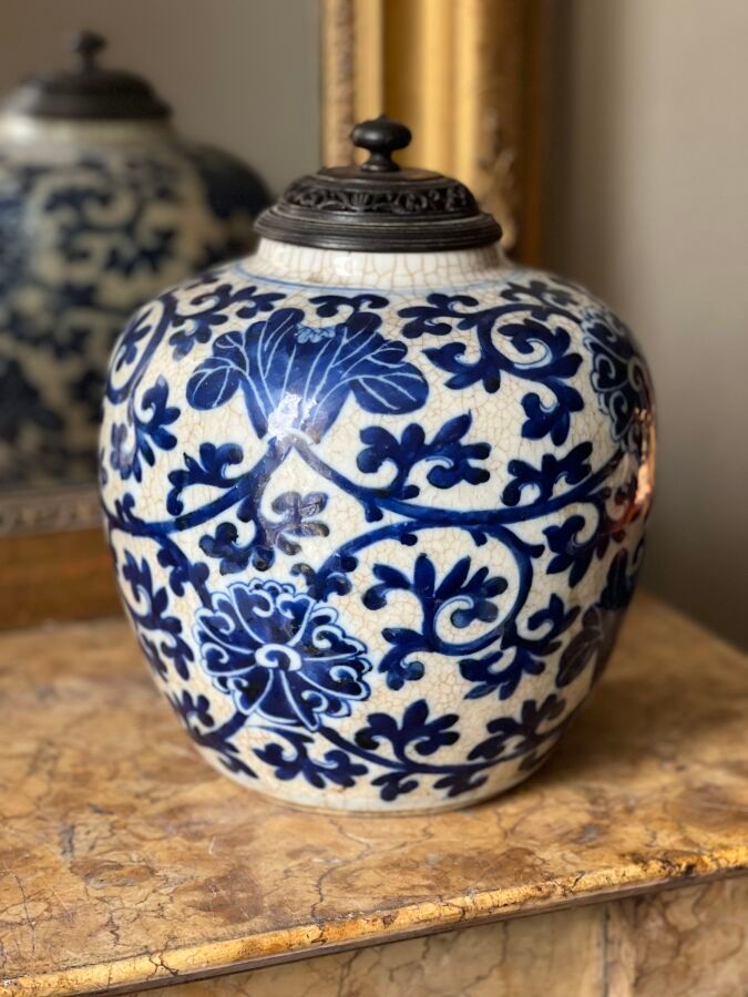 Null 中国 - 19 世纪
瓷姜罐，釉下蓝色荷花装饰。背面有叶款。 
高：20.5 厘米

鉴定人：Cabinet Portier