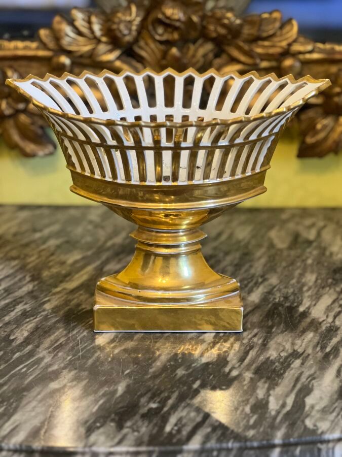 Null Vase corbeille en porcelaine doré à décor ajouré (usures à la dorure).
XIXe&hellip;