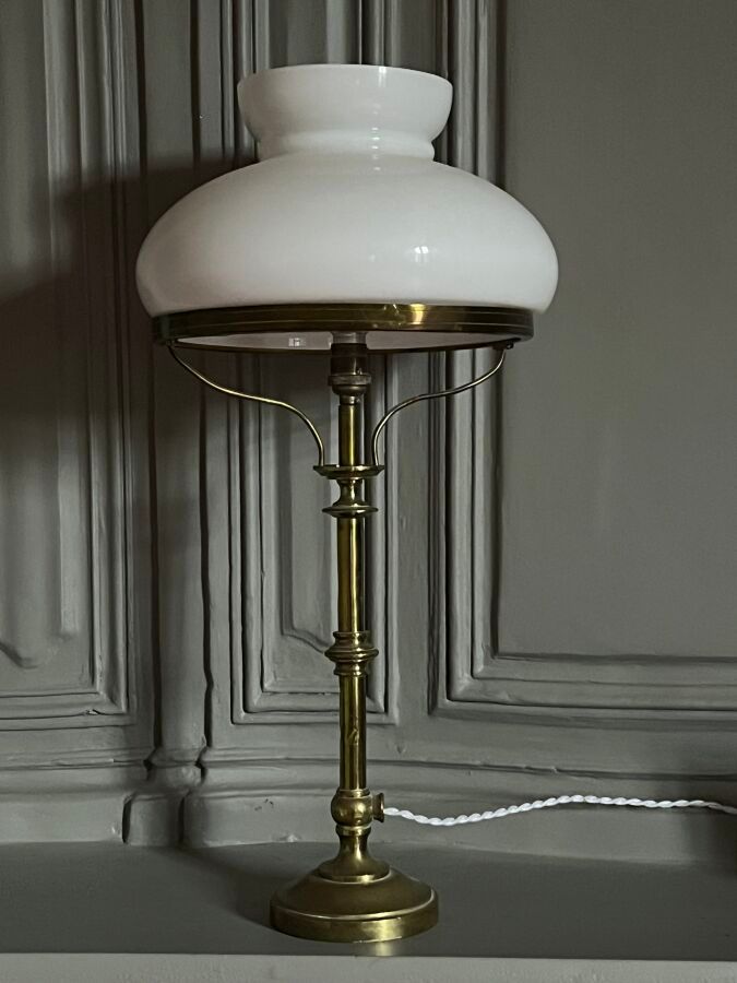 Null Lampada in ottone, globo in vetro opalino bianco.
Altezza: 57 cm