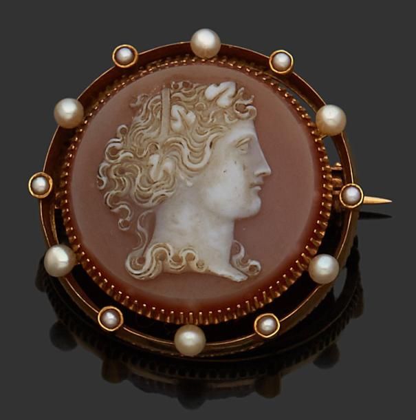 Null BROCHE en or jaune 18 k (750 millièmes) sertie d'un camée agate représentan&hellip;