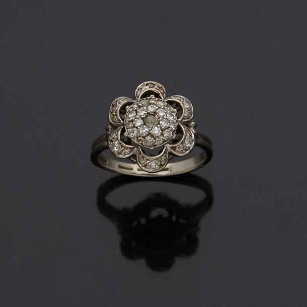 Null Bague fleur en or gris 18 k (750 millièmes) et platine sertie de petits dia&hellip;