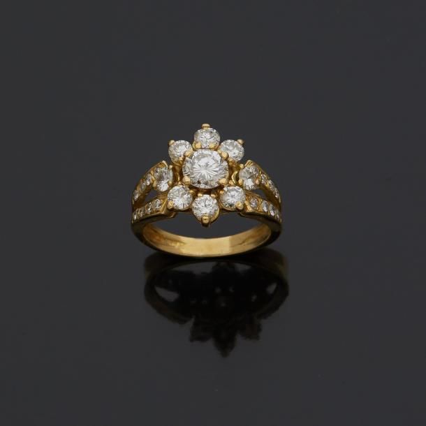 Null Bague fleur en or jaune 18K (750 millièmes) sertie de diamants de taille mo&hellip;