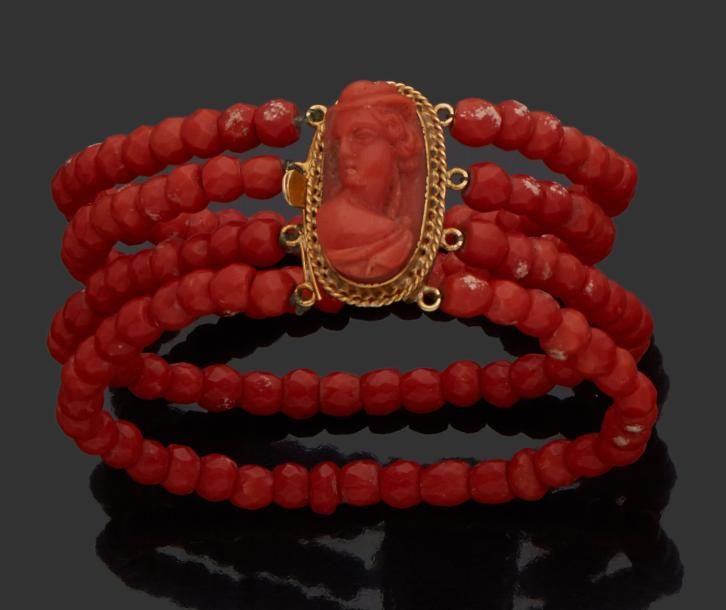 Null BRACELET en perles facettées de corail rouge, fermoir en or jaune 18k (750 &hellip;