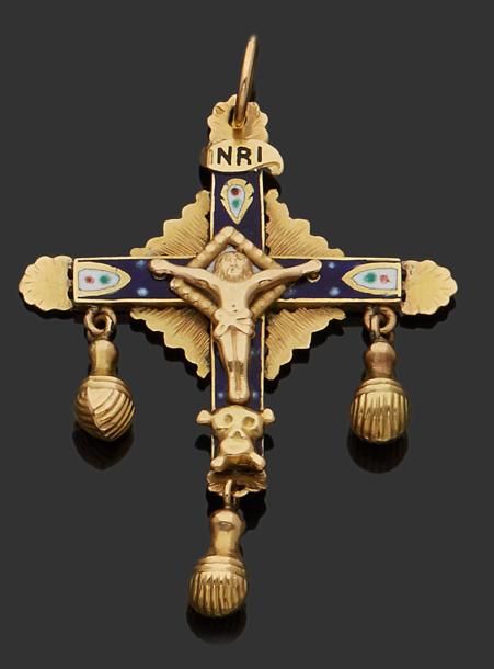 Null PENDENTIF croix en or jaune 18k (750 millièmes), la croix émaillée retenant&hellip;