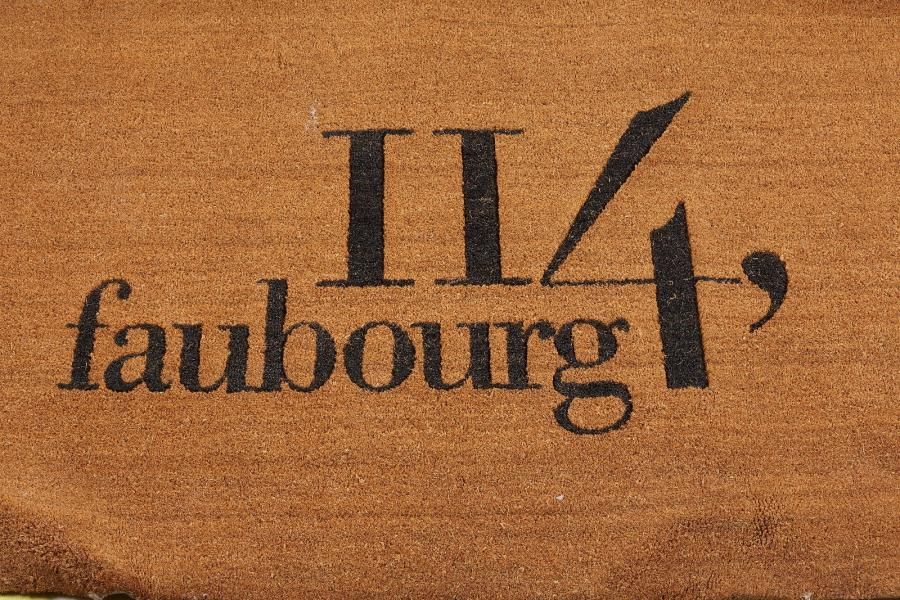 Null Morceau de paillasson siglé "114 faubourg" (usures et déformations)

120 x &hellip;