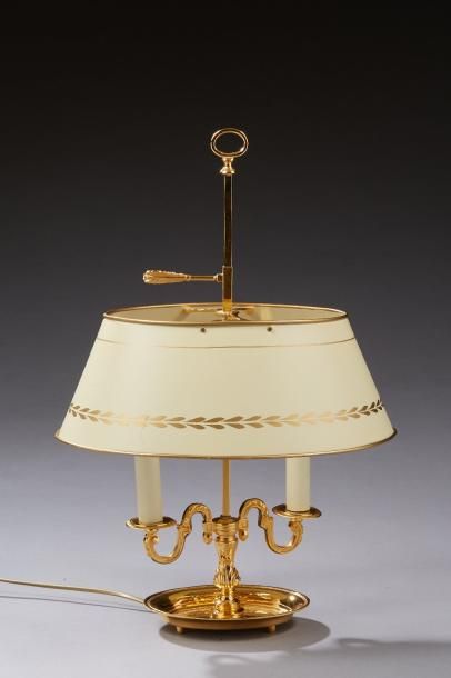 Null Lampe Bouillotte de style Empire en métal doré à deux bras de lumière, fût &hellip;