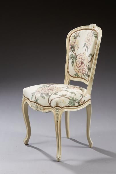 Null Chaise de style Louis XV en bois laqué rechampi bleu à décor mouluré et scu&hellip;