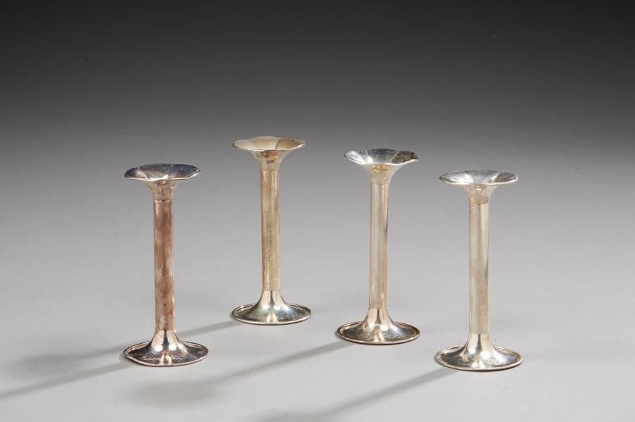 Null Cinq petits vases soliflores en métal argenté à fût cylindrique et col ourl&hellip;