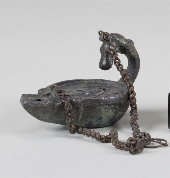 Null Lampe à huile à tête de cheval en bronze à patine antique ciselé d'instrume&hellip;