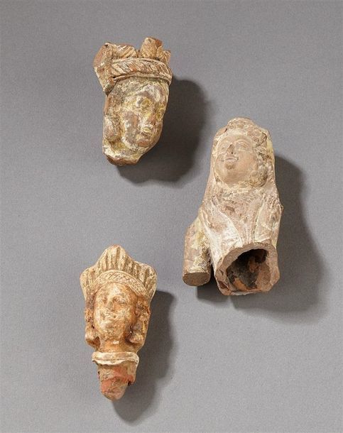 Null Fragment de buste de divinité féminine et deux têtes féminines coiffées de &hellip;