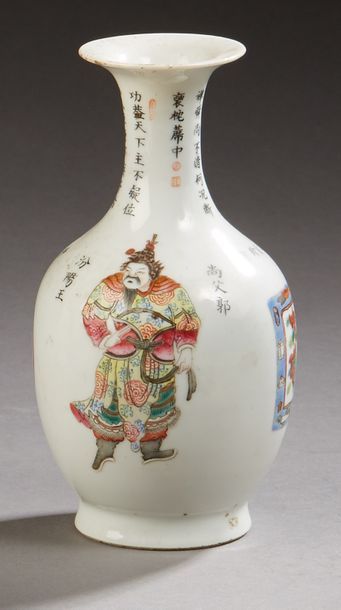 Null CHINE XIXe siècle.

Petit vase en porcelaine de forme ovoïde à décor de per&hellip;