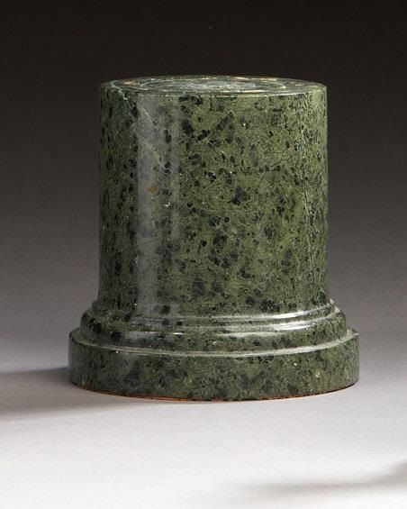 Null Socle de forme ronde en marbre vert épinard, la base moulurée

XIXe siècle
&hellip;