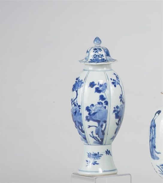 Null CHINE

Vase à côtes et un couvercle en porcelaine à décor en camaïeu bleu d&hellip;