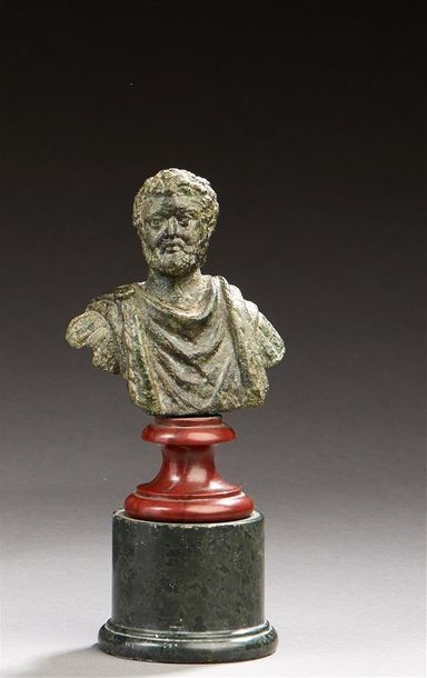 Null Buste miniature représentant le portrait d'un homme vêtu de la chlamyde.

I&hellip;