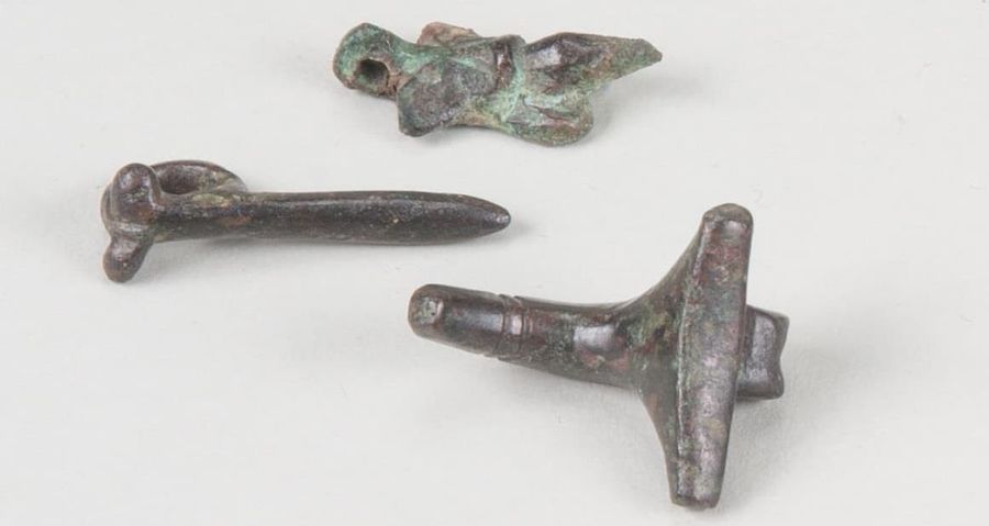 Null Dix phallus en bronze, trois sexes volants, petite effigie d'homme en érect&hellip;