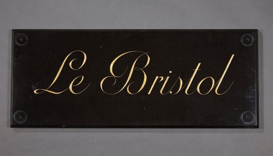 Null Plaque en marbre noir, gravé en lettres anglaises à fond or « Le Bristol ».&hellip;