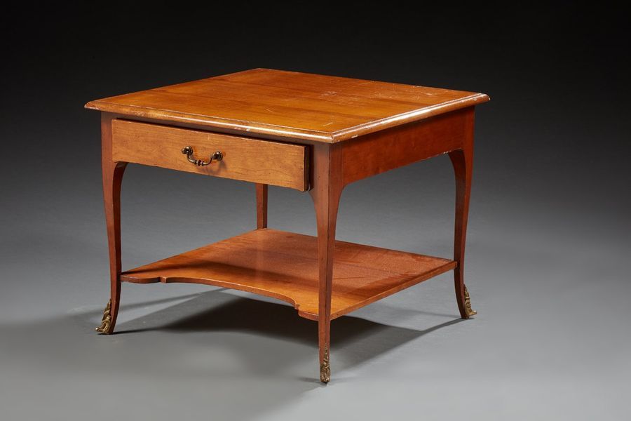 Null Table basse en bois naturel ouvrant à un tiroir, repose sur des pieds cambr&hellip;