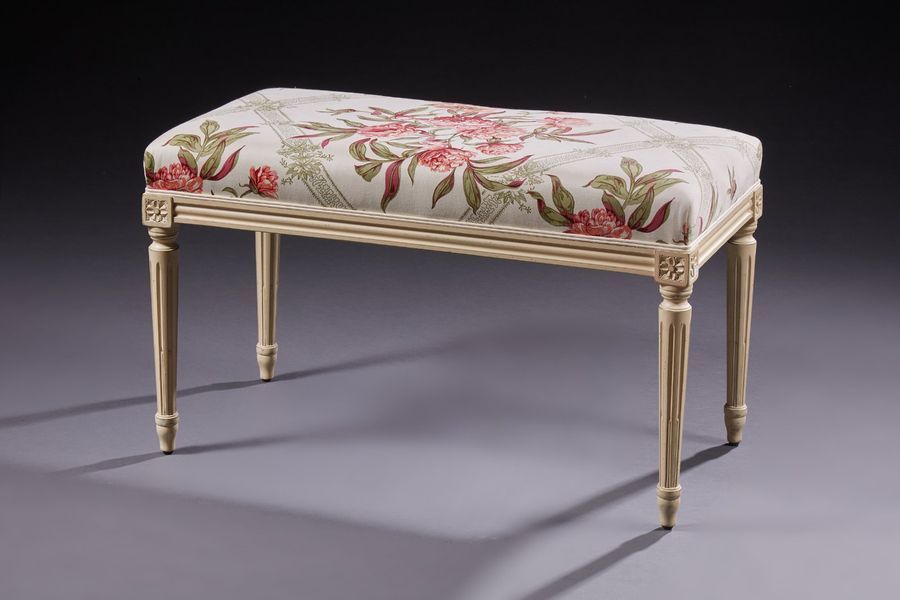 Null Banquette rectangulaire de style Louis XVI en bois sculpté et mouluré laqué&hellip;