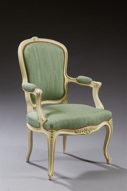 Null Fauteuil cabriolet de style Louis XV en bois laqué blanc rechampi vert clai&hellip;