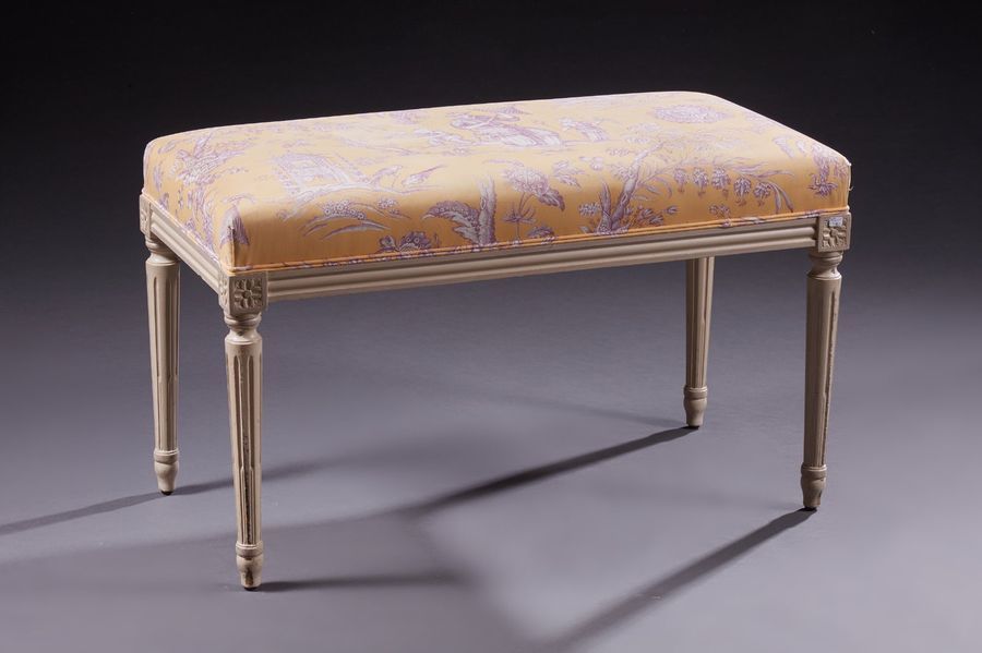 Null Banquette rectangulaire de style Louis XVI en bois sculpté et mouluré laqué&hellip;