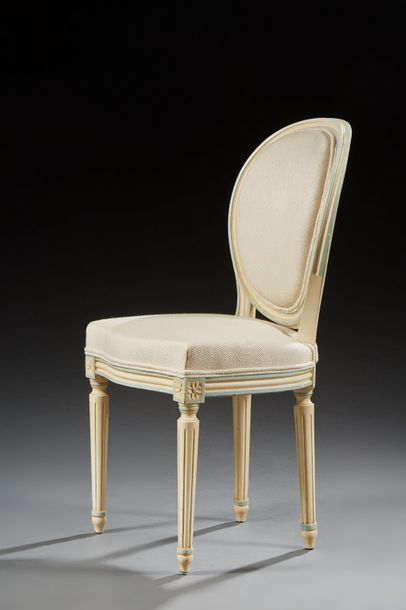 Null Chaise en bois laqué blanc rechampi bleu, à dossier médaillon, de style Lou&hellip;