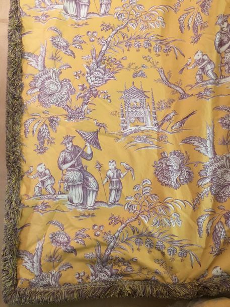 Null Une paire de rideaux en coton jaune imprimé d’une toile de Jouy Manuel Cano&hellip;
