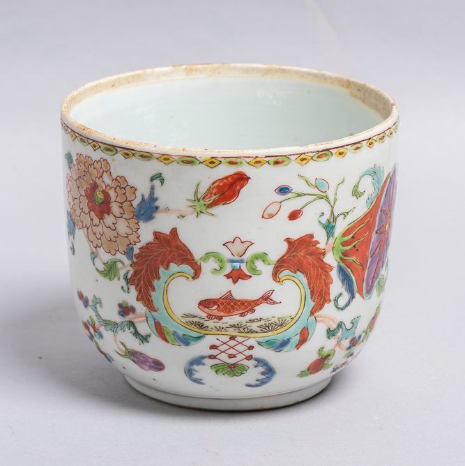Null 46.一个18世纪中国印度公司的瓷罐，多色珐琅，有蓬巴杜 "鱼 "的装饰。(缺少盖子）。高度：11厘米。