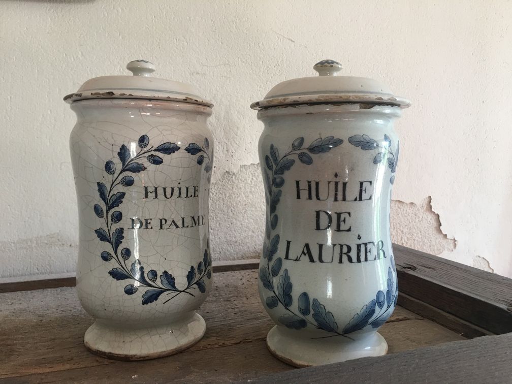 Null 17.一对药房罐，巴黎或圣克卢，18世纪，上面刻有：Huile de laurier和Huile de palme，在一个以橡树叶为边的徽章中。(许多&hellip;