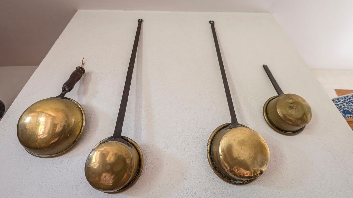 Null 94. Meeting of copper utensils, 19th century: - Jam pot. - Covered casserol&hellip;