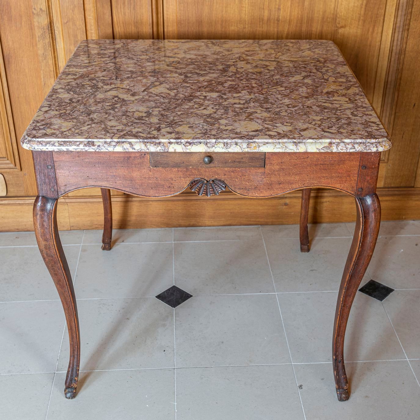 Null 73.路易十五风格的方桌，天然木质，腰部有4个抽屉，雕刻着贝壳，凸形腿，最后是母鹿脚。(大理石顶，修复物）。地区工作 18世纪。断面：72厘米。高度：&hellip;