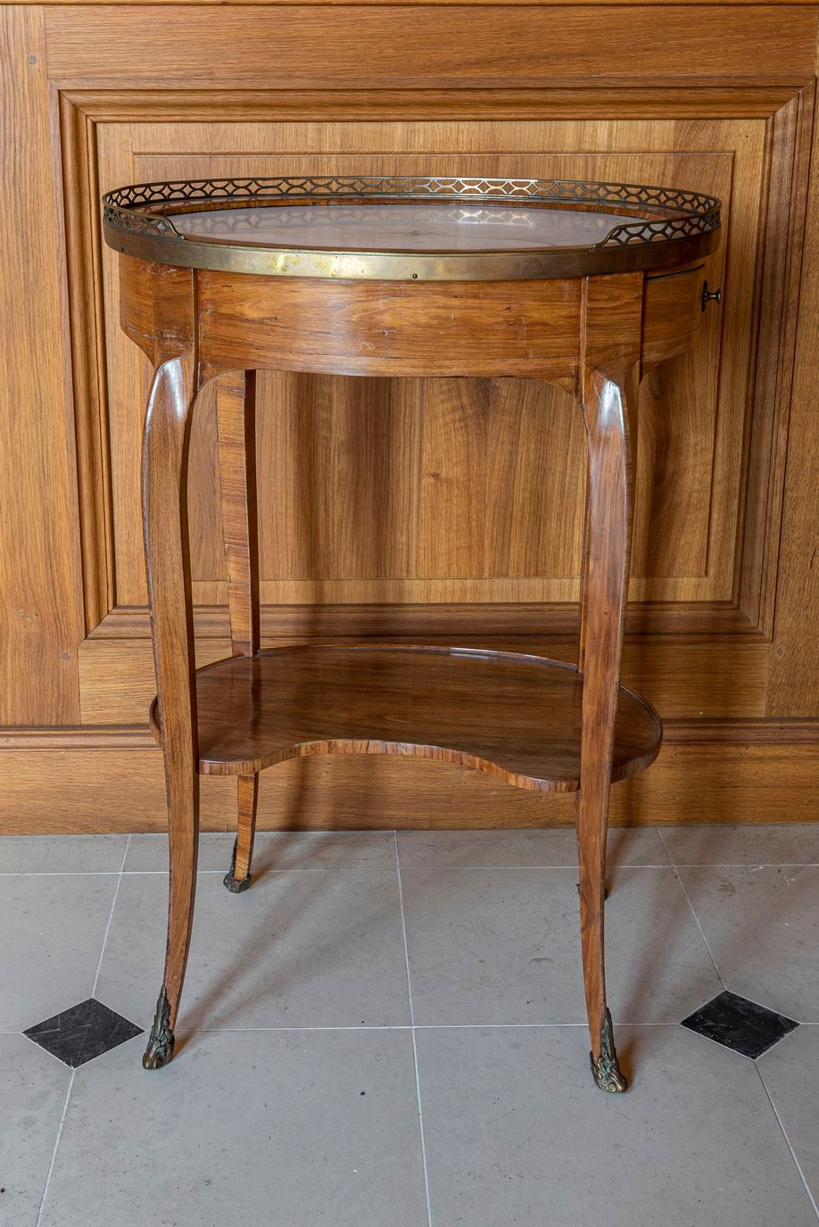 Null 72. Un tavolino Luigi XV con un piano ovale incastonato di marmo bianco e d&hellip;