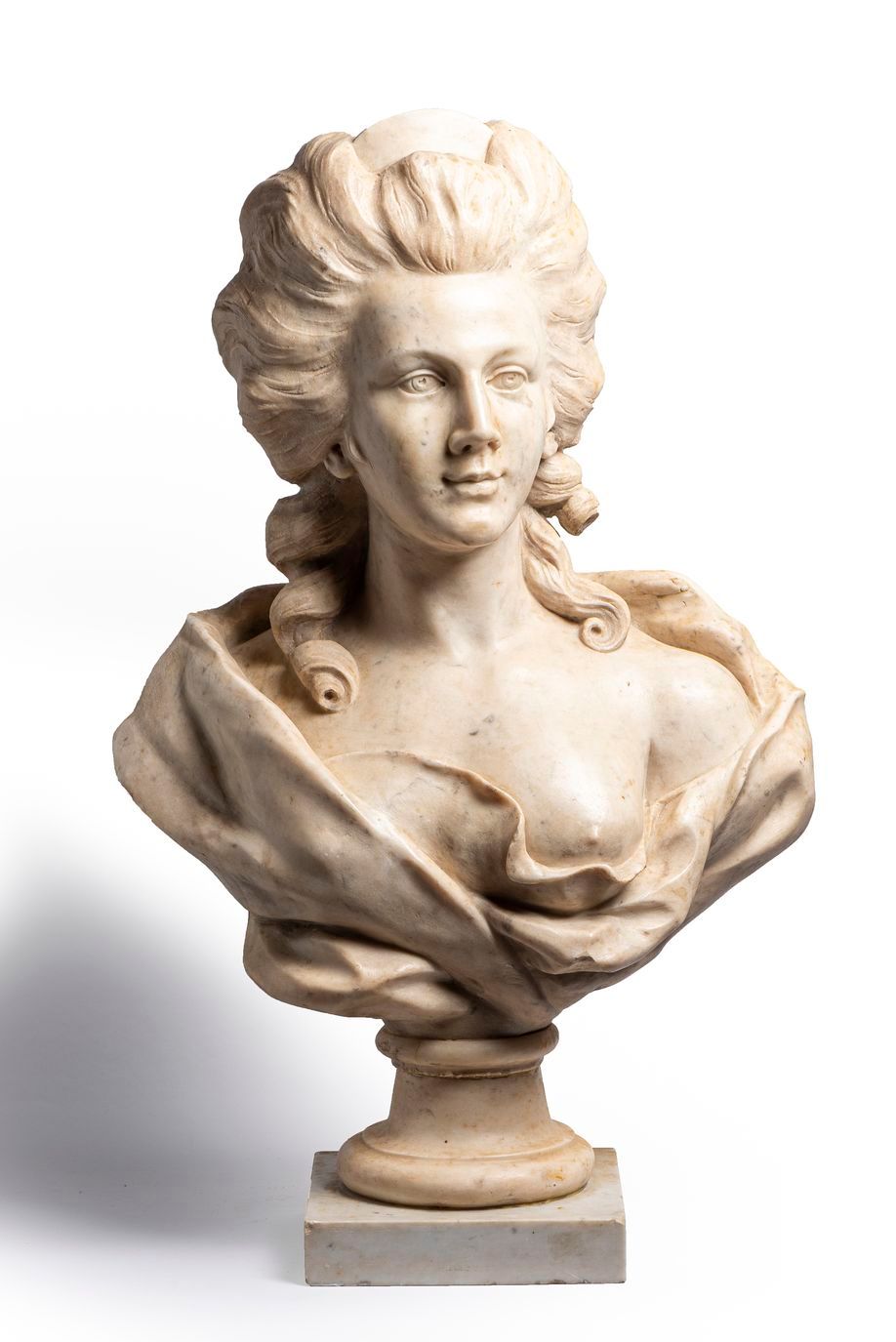 Null 79.一个18世纪风格的白色大理石半身像，放在基座和方形底座上，是一位优质的女士。高度：73厘米。宽度：46厘米。