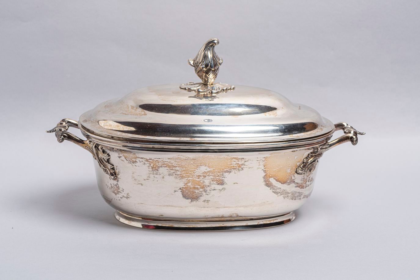 Null 30. Oblong silver tureen, Vienna, 1758, fruit-shaped grip. Height : 23 cm. &hellip;