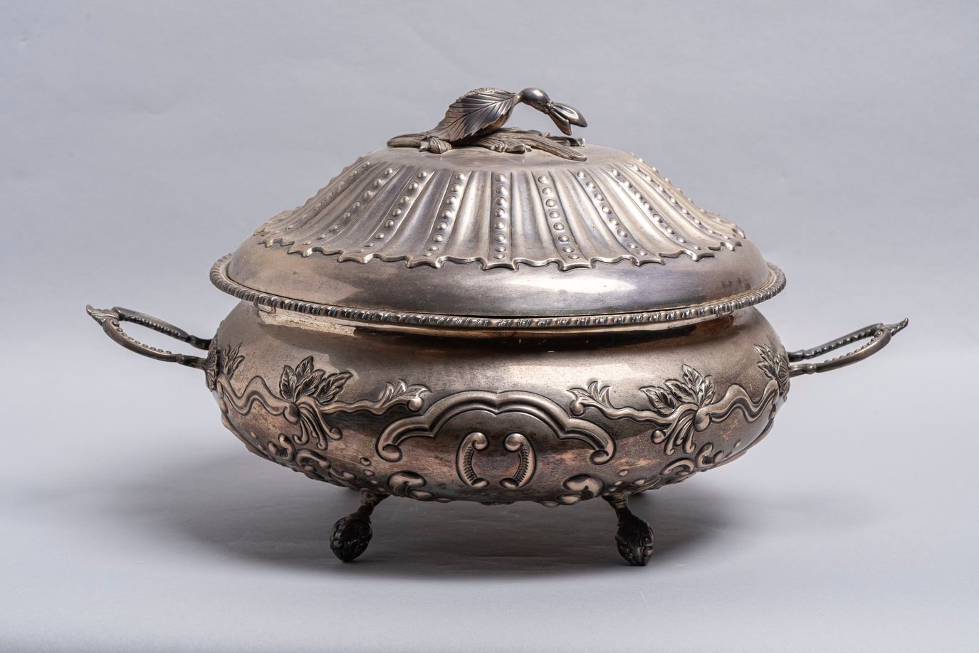 Null 51.重要的银汤锅，墨西哥，20世纪上半叶，J. Marmolejos为Tané的印记。高度：26厘米。直径：33厘米。 重量：3176g。