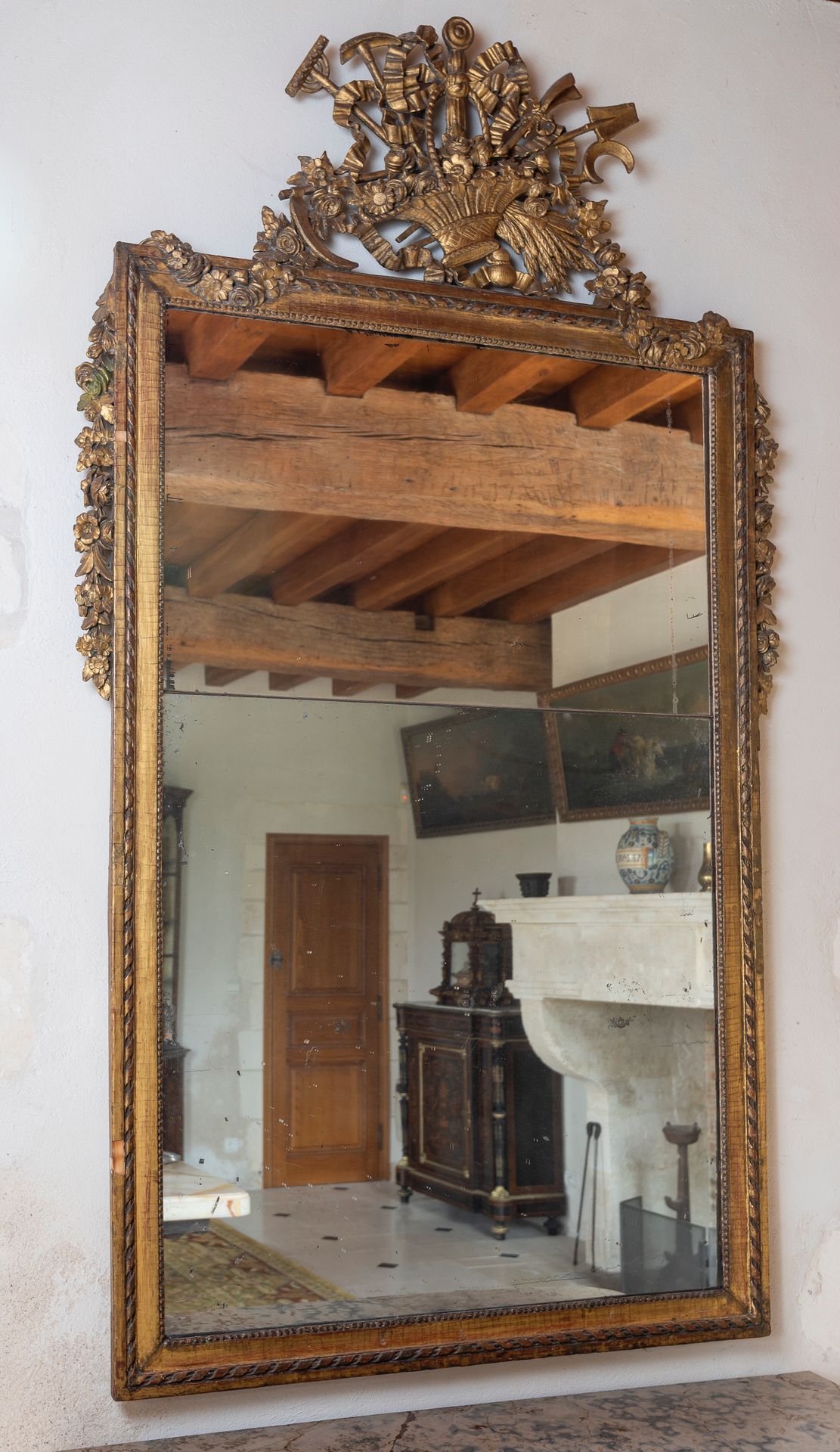 Null 23. Uno specchio Luigi XVI in legno intagliato e dorato decorato con un tro&hellip;