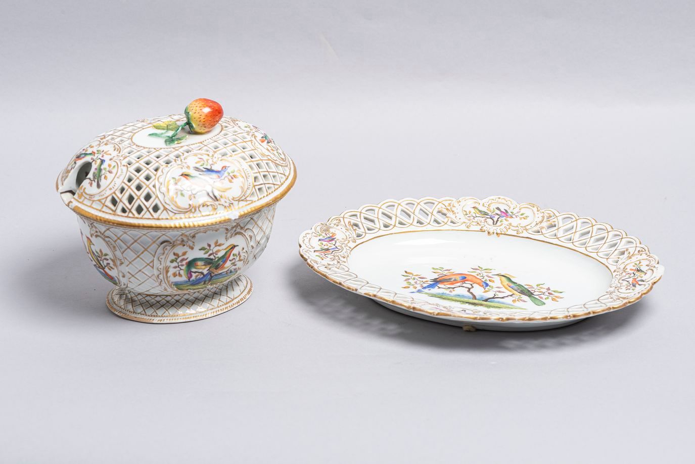 Null 36.迈森瓷器罐和展示架，19世纪，镂空瓷器，有鸟类装饰。(Chips)。高度：17厘米。杯子和碟子上装饰着蓝底金字的卷轴。