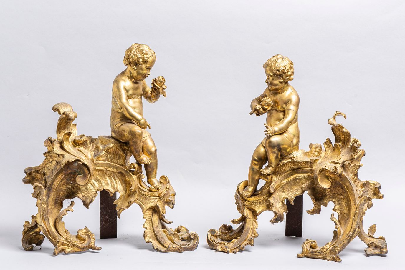 Null 69. Paire de chenêts de style Louis XV, en bronze doré, à riche décor rocai&hellip;